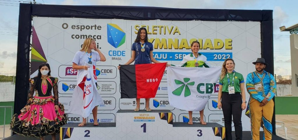 Aluna ganha medalha de ouro em seletiva de natação em Sergipe